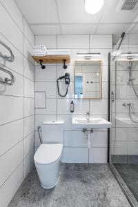 维尔纽斯TopFloor Apartments的白色的浴室设有卫生间和水槽。