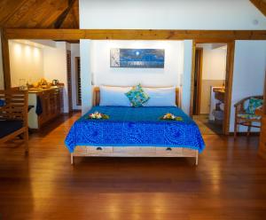 AmuriHeaven to Sea Beach Villas的一间卧室配有一张带蓝色床罩的床