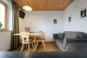 马莱斯韦诺斯塔Ausserglieshof Wohnung Portles的客厅配有沙发和桌子