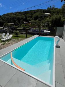 弗洛里亚诺波利斯Floripa Glamping的一个带 ⁇ 架的游泳池