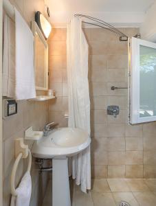 钦克亚勒Storyville Simple Stay的一间带水槽和淋浴的浴室