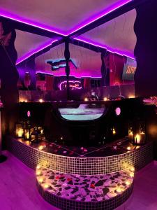 佩皮尼昂LoveRoom by Sunnyroom的一间夜总会,灯光紫色,舞台
