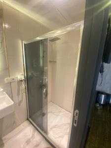 伊斯坦布尔Dolce Vita Suite Hotel的浴室里设有玻璃门淋浴