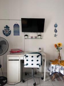 卡沃罗霍Pirata Family House• A 5 min de Poblado Boquerón的一张桌子、椅子和墙上的电视