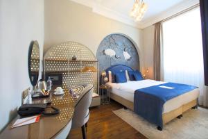 伊斯坦布尔Ayramin Exclusive Hotel - Special Category的配有一张床、一张桌子和一张桌子的酒店客房