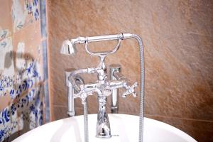 伊斯坦布尔Ayramin Exclusive Hotel - Special Category的浴室内水槽上的银色水龙头