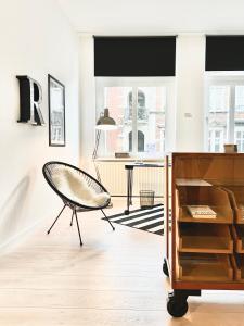 代特莫尔德MAKERS + ROOMS APARTMENTS的客厅配有椅子和桌子