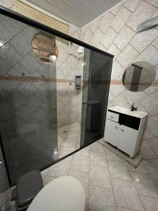 戈亚斯州上帕莱索Pousada Recanto dos Sonhos的带淋浴、卫生间和盥洗盆的浴室