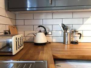 利明顿温泉Lux Home Stays - Regents Place的厨房柜台上配有茶壶