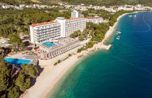图彻皮Bluesun Hotel Jadran的海滩上酒店空中景色