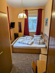 迪波尔迪斯瓦尔德迪波斯瓦尔德巴恩酒店的卧室配有带枕头的床铺和窗户。