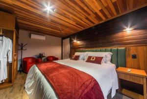 圣弗朗西斯科-迪保拉Bourbon Serra Gaúcha Divisa Resort的一间卧室,卧室内配有一张大床