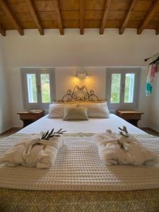 斯基亚索斯镇Calma Cottage的一间卧室配有一张大床和毛巾