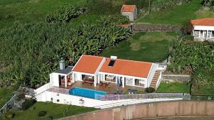 阿科达卡列塔CASA SOL E VISTA 2的享有橙色屋顶房屋的空中景致