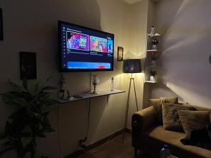 伊斯兰堡Entire One Bedroom Furnished Apartment的客厅设有壁挂式平面电视。