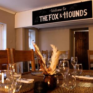 巴里Fox And Hounds Llancarfan的眼镜桌子和读狐狸和猎犬的标志