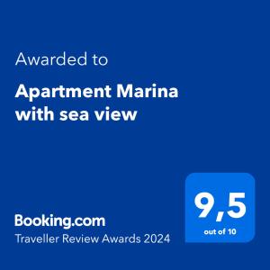 普拉Apartment Marina with sea view的海景约会码头的屏风