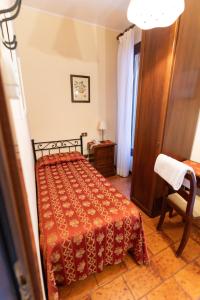 威尼斯蒂沃利酒店的卧室配有1张床、1张桌子和1把椅子