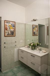 维克艾库塞马尔吉别墅的一间带水槽和镜子的浴室