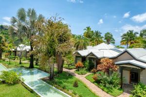 Ambondrona棕榈滩度假村及Spa的庭院前带游泳池的房子