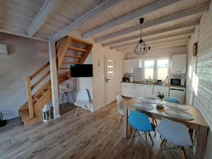 尼彻兹Comfortable holiday homes for 7 people, Niechorze的厨房以及带桌椅的用餐室。