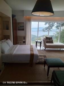 大雅台Dondi's Way - a private vacation home in the heart of Tagaytay City的一间卧室设有一张床和一个大窗户