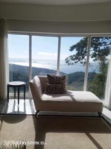 大雅台Dondi's Way - a private vacation home in the heart of Tagaytay City的客厅在大窗户前配有沙发