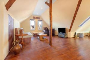 汉诺威Dachgeschosswohnung Wohllebe的一间铺有木地板的大客厅和一间带沙发的房间