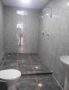 巴兰基亚House prado的带淋浴、卫生间和盥洗盆的浴室