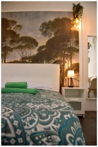 米兰DEA DREAMS Amendola Fiera Apartment Free Wi-Fi的一间卧室配有一张壁画床