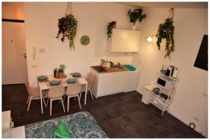 米兰DEA DREAMS Amendola Fiera Apartment Free Wi-Fi的一个带桌椅的厨房和一个小厨房
