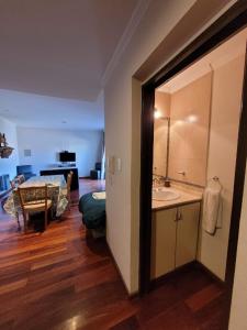 门多萨阿沃雷亚公寓的客房设有带水槽的浴室和一间卧室