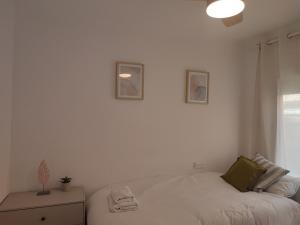 科尔内拉德罗布雷加特Feel Welcome Barcelona的白色的卧室设有床和窗户