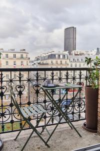 巴黎牧歌度假屋的市景阳台配有桌椅