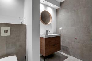 雷克雅未克Spacious and Central Apartment - 3 Bedrooms的一间带水槽和镜子的浴室
