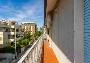 蒙特西尔瓦诺Appartamento La Riviera的享有建筑景致的阳台