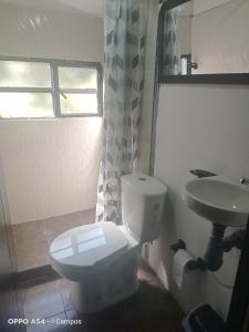 蒙圭CASA BAHAREQUE HOSPEDAJE的一间带卫生间和水槽的浴室