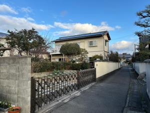 京都Sakura house的街道前有围栏的房子