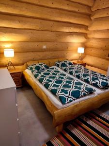 索克莱克Chata Santa Claus - Rudolf GÓRY SOWIE的小木屋内一间卧室,配有一张床
