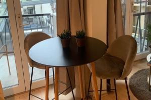 波多Hotell-leilighet i sentrum的桌子和椅子上挂着植物