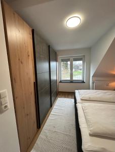 门兴格拉德巴赫Apartment Lori的一间小卧室,配有两张床和窗户