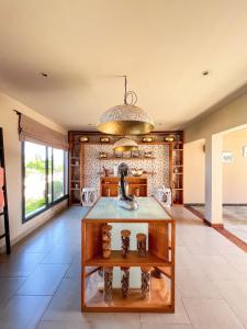 Ambondrona棕榈滩度假村及Spa的中间设有一张桌子的大客厅