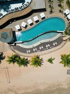 Ambondrona棕榈滩度假村及Spa的享有度假村游泳池的顶部景致