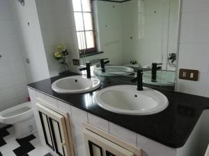 TrataliasSu domus de Corinne的一间带两个盥洗盆和卫生间的浴室
