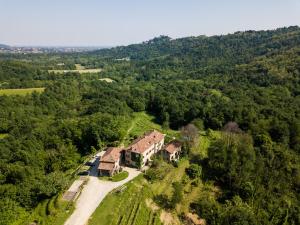 PeregoAgriturismo La Costa - Casa Vacanze的树林中房屋的空中景观