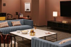 渥太华Sonder Arlo的带沙发、桌子和电视的客厅
