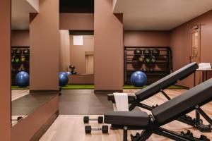 渥太华Sonder Arlo的健身室,健身房设有长凳和举重器材