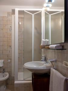 马库尼亚加Residence Cima Jazzi的一间带水槽和淋浴的浴室