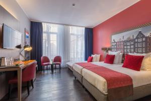 阿姆斯特丹阿姆斯特丹市中心莱昂纳多酒店的酒店客房配有两张床和一张书桌