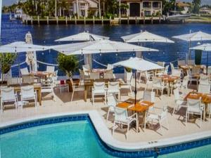 帕诺滩Delightful 2 Bdrm Sport Yacht with Pool的一个带桌椅和遮阳伞的游泳池